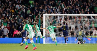 ريال مدريد يتلقى خسارة قاتلة أمام بيتيس ويمنح برشلونة صدارة الليجا.. فيديو