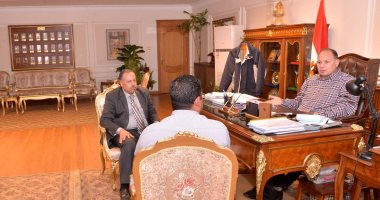 محافظ أسيوط يناقش خطة رصف الطرق ويشدد على الالتزام بالشروط والمواصفات الفنية