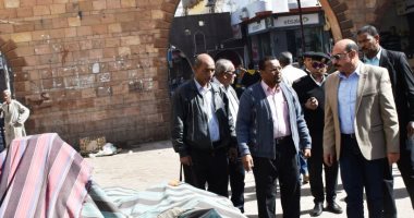 محافظ أسوان يوجه بنقل الباعة الجائلين للسويقات الجديدة بالسوق السياحى.. صور