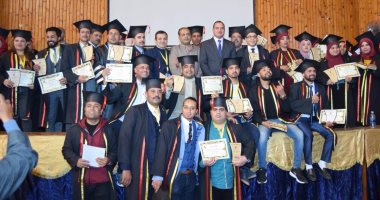 صور.. جامعة سوهاج تحتفل بتخرج 250 طالبا ببرنامج التجارة بالتعليم المدمج