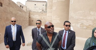 فيديو.. النجم العالمى جيمي جون لوي في جولة سياحية بمعبد الأقصر 