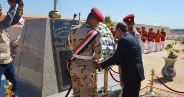 محافظ الإسماعيلية ومدير الأمن يضعان أكاليل الزهور على النصب التذكارى بيوم الشهيد.. صور