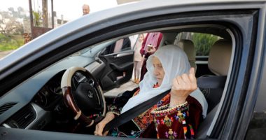 مسنة فلسطينية تبلغ من العمر 76 عاماً تتعلم قيادة السيارات لأول مرة