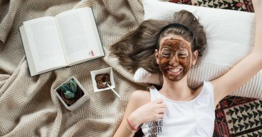 5 وصفات طبيعية للبشرة بالشوكولاتة الداكنة.. "تتاكل أكل"
