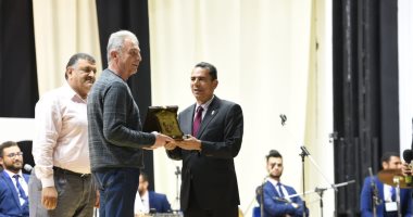 صور.. تكريم محمود حميدة من جامعة جنوب الوادى فى آخر فعاليات الأقصر للسينما الأفريقية