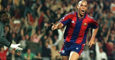 جول مورنينج.. البرازيلى رونالدو يهين فريق راسينج الإسبانى بقميص برشلونة 