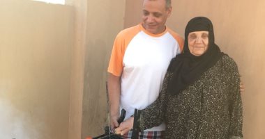 في شهر المرأة.. قارئ لوالدته: "أجمل أم وأجدع طباخة"