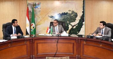 صور.. كيف تدخل محافظ الفيوم لانهاء أزمة الصرف الصناعى لمصانع كوم أوشيم