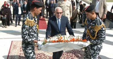 محافظ بورسعيد يضع أكليل من الزهور على النصب التذكارى للشهداء.. صور