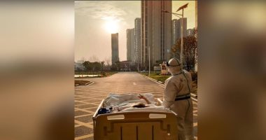 الشمس تمنح القوة لطبيب ومريض كورونا فى ووهان.. صورة أثارت إعجاب النشطاء