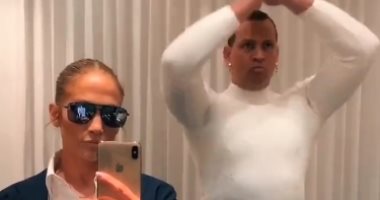 صديق جينيفر لوبيز يتبادل الأدوار معها ويرتدى فستانها في فيديو جديد على تيك توك