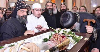 البابا تواضروس يترأس تسبحة نصف الليل بحضور جثمان الأنبا صرابامون