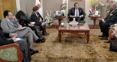 وزير التعليم العالى يبحث مع سفير غينيا الاستوائية زيادة المنح الدراسية للطلاب بمصر