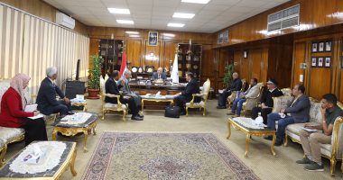 محافظ قنا يناقش آليات تخطيط الطرق والميادين ويلتقى وفد بنك مصر