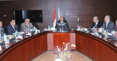 وزير النقل يطالب قيادات المترو بتطهير القطارات وتعقيمها يوميا ضد "كورونا"