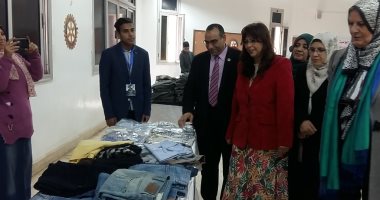 صور.. افتتاح معرض ملابس خيرى بكلية الطب البيطرى بجامعة بنها