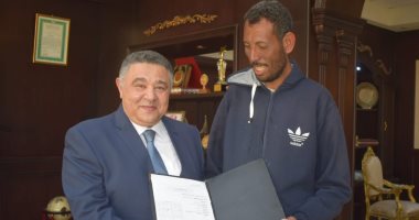 بعد 30 سنة تجاهل.. محافظ البحر الأحمر يحقق حلم مواطن بتسليمه ترخيصا لبيع الجرائد (صور)