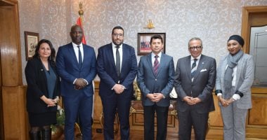 جلسة بين وزير الرياضة ومسئولى "كاف" بحضور الجناينى 