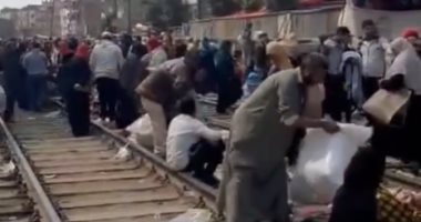 شكوى من انتشار الباعة الجائلين بشبين القناطر وعلى قضبان السكة الحديد