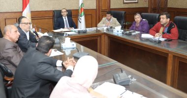 نائب محافظ سوهاج يناقش خطة المرحلة الثانية من مبادرة تطوير القرى الأكثر احتياجا