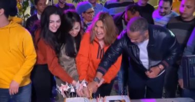 يسرا تحتفل بعيد ميلادها مع أسرة مسلسل "دهب عيرة".. فيديو 