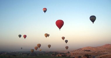 الأقصر تشهد تحليق 20 رحلة بالون طائر تقل 300 سائح أجنبى ومصرى بالبر الغربى