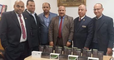 جمارك مطار برج العرب تحبط محاولة تهريب كمية من الهواتف المحمولة 