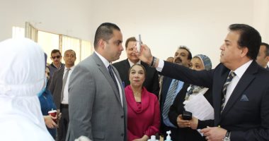 صور.. وزير التعليم العالى يوجه بتوفير الكمامات والمطهرات أمام الكليات مجانا