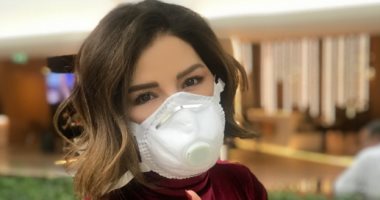 خوفا من كورونا.. ماجى بوغصن ترتدى " كمامة"
