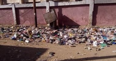 تراكم القمامة ومخلفات الحيوانات أمام المركز الطبى بمدينة بلبيس