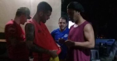 رونالدينيو يوقع على قميص أحد نزلاء السجن فى باراجوى.. صور
