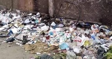عزبة الهجانة يشكون من انتشار القمامة والمخلفات بجوار مدرسة