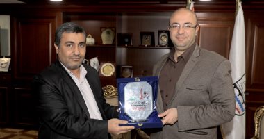 اهداء درع الاتحاد الرياضى للمكفوفين لمحافظ بنى سويف تقديرا لدعمه ذوى الإعاقة
