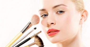 5 أخطاء تفسد مكياجك خلال اليوم.. رذاذ التثبيت والبرايمير مش رفاهية