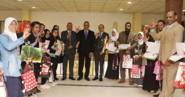 محافظ سوهاج يكرم 14 طالبا بمدرسة الصم حصدوا مراكز أولى بألعاب القوى والمسرح