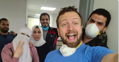 صحفى أمريكى يعلن تعافيه من فيروس كورونا ويتوجه بالشكر للأطباء المصريين