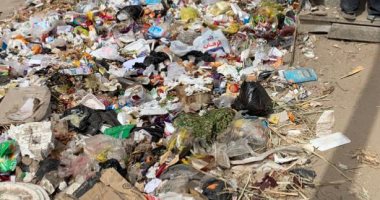 "سيبها علينا".. قارئ يشكو تراكم القمامة بجوار كوبرى مشاة محطة مترو المطرية