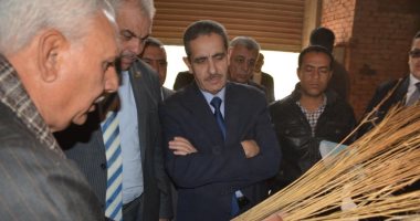 صور.. محافظ الغربية يزور مصانع الكتان بقرية شبرا ملس