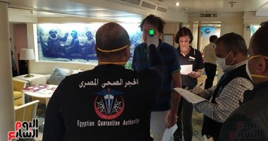 الصحة تواصل نشر فرق الوقاية بالمراكب السياحية والمزارات لمنع انتشار الكورونا.. فحص العاملين والمترددين على معبد أبوسمبل و75 فندقا ثابتا وعائما و20 مركبة بالأقصر.. كروت صحية للركاب قبل نزولهم مطار الغردقة