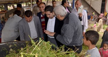 نائب محافظ بني سويف ووفد وزارة التنمية المحلية يتفقدان محطة تقطير الزيوت فى دلاص