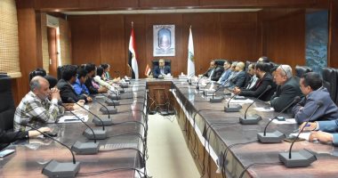 رئيس جامعة الأقصر يجتمع بالقيادات الإدارية والجامعية لمناقشة طرق الوقاية من كورونا