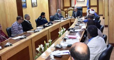 محافظ أسوان يجتمع بالتنفيذيين استعداداً لمواجهة تغييرات الطقس.. صور