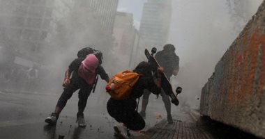 صور.. العالم هذا الصباح.. قتيل وعشرات الجرحى فى تصادم قطارين بالمكسيك.. اشتباكات عنيفة بين متظاهرين وقوات الأمن فى تشيلى.. وإضراب للمحامين فى فرنسا احتجاجا على قوانين التقاعد