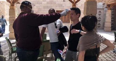 صور.. حملة لفحص الأجانب والعاملين بالسياحة بمعبد أبوسمبل لمواجهة "كورونا"
