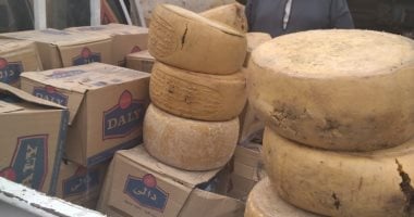 ضبط 180 زجاجة مياه معدنية و150 كيلو جبن رومى غير صالحة للاستهلاك بالأقصر