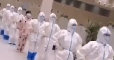 طواقم طبية بالصين يرقصون احتفالا بتعافى مرضى كورونا بمستشفى ووهان