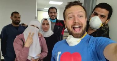 موقع "تيك رادار" يحتفل بتعافى الصحفى الأمريكى مات سويدار من كورونا 