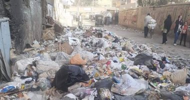 "سيبها علينا".. أهالى محور موسسة الزكاة يشتكون من تراكم القمامة أمام كوبرى عزبة النخل