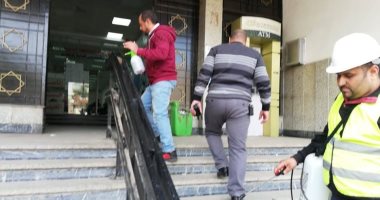 أحياء القاهرة تواصل تعقيم الدواوين العامة للوقاية من كورونا.. صور