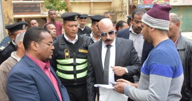 صور.. إزالة 5 محلات بجوار مركز شباب المدينة بأسوان استجابة لشكوى المواطنين